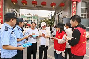 ?指导战术？喀麦隆任意球，奥纳纳跑到前场与主罚队友交流